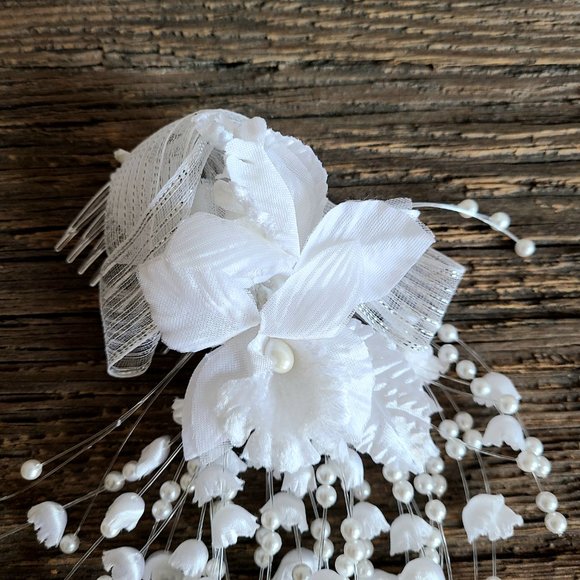 Bridal comb with floral details. - Picture 2 of 5
